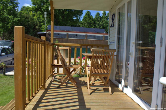 Ferienhaus in Pelzerhaken - Mobilheim M&eacute;diterran&eacute;e im Ferienpark AM WALDRAND - Sitzm&ouml;bel auf der Terrasse