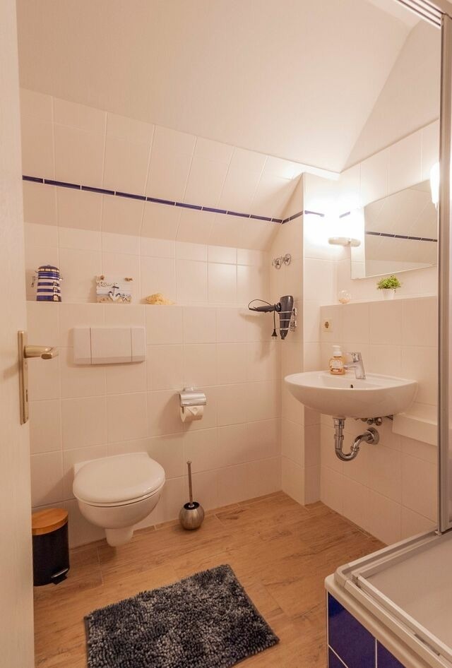 Ferienwohnung in Lobbe - Ferienwohnung 30 - Strandhaus M&ouml;nchgut - Endloser Sandstrand und das weite Meer - Bild 8